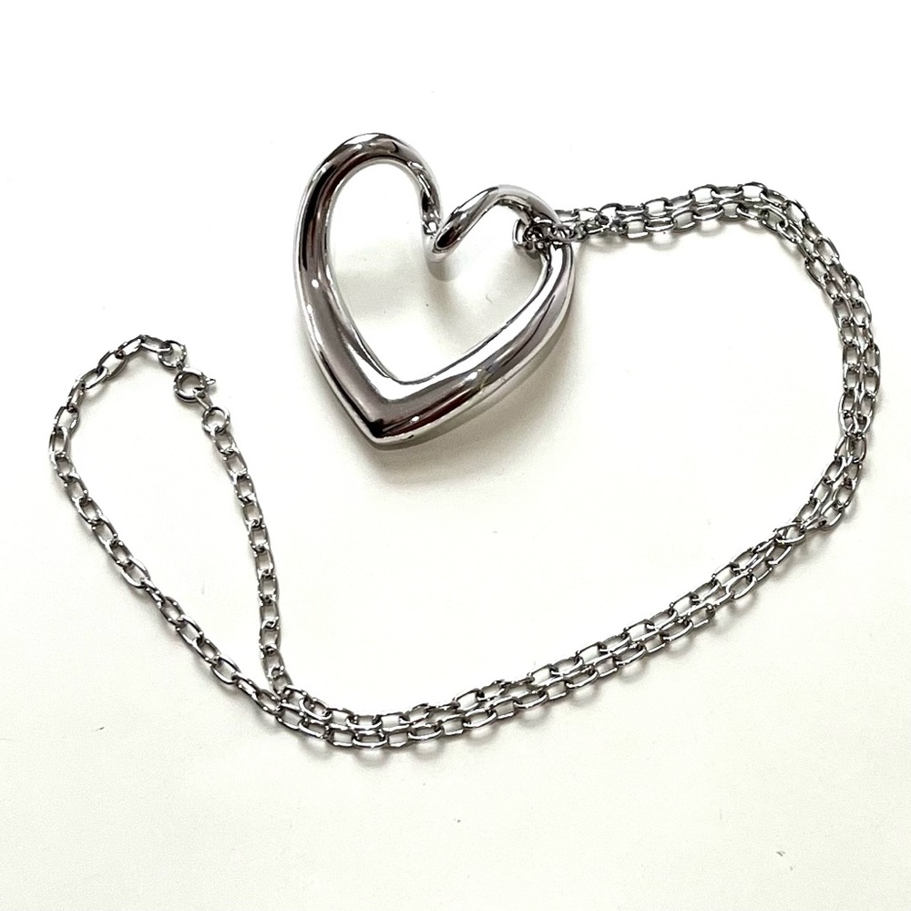 *SOLD*Retro Floating Silver Heart Necklace
